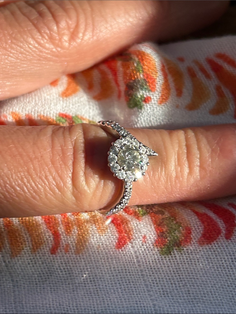Stunning Halo Diamond Solitaire Engagement Ring in Platinum